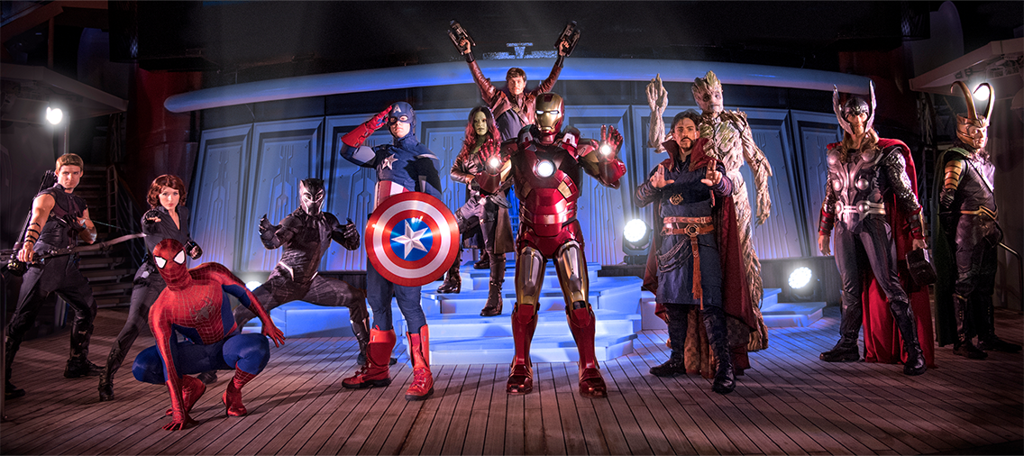 Les Avengers posent sur une scène