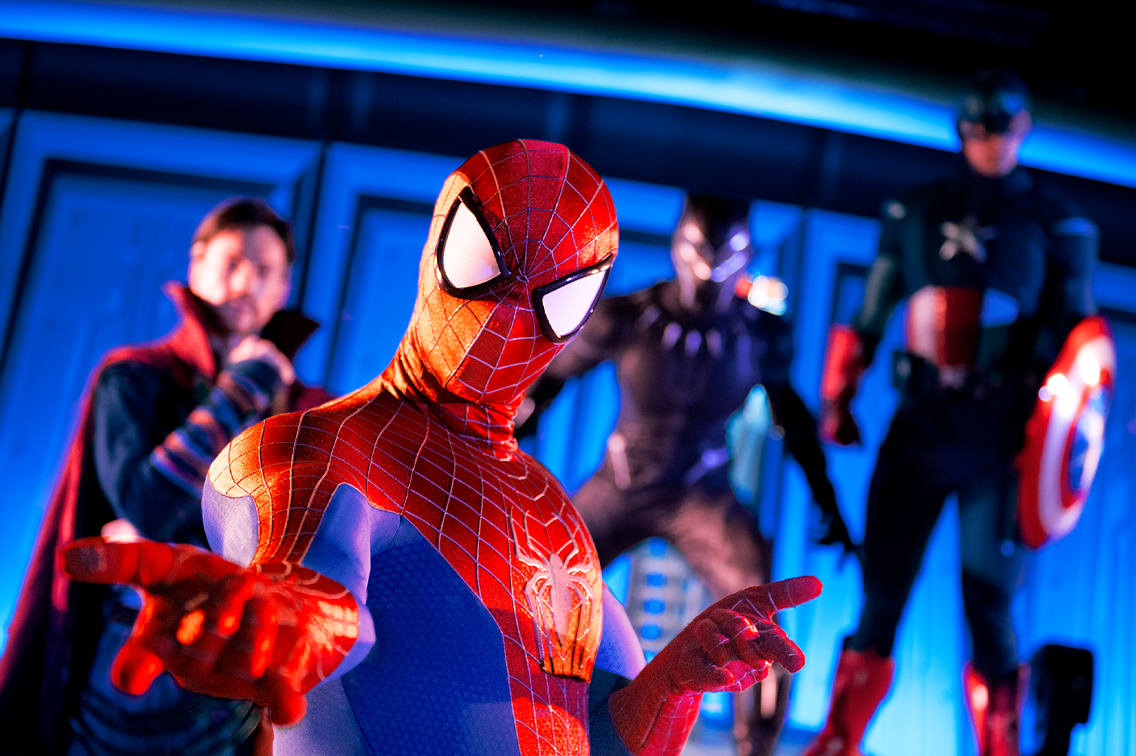 Spider-Man pose devant Docteur Strange, la Panthère noire et Captain America