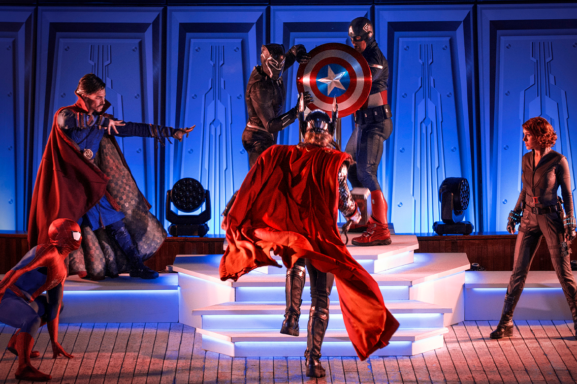 Les Avengers posent sur une scène