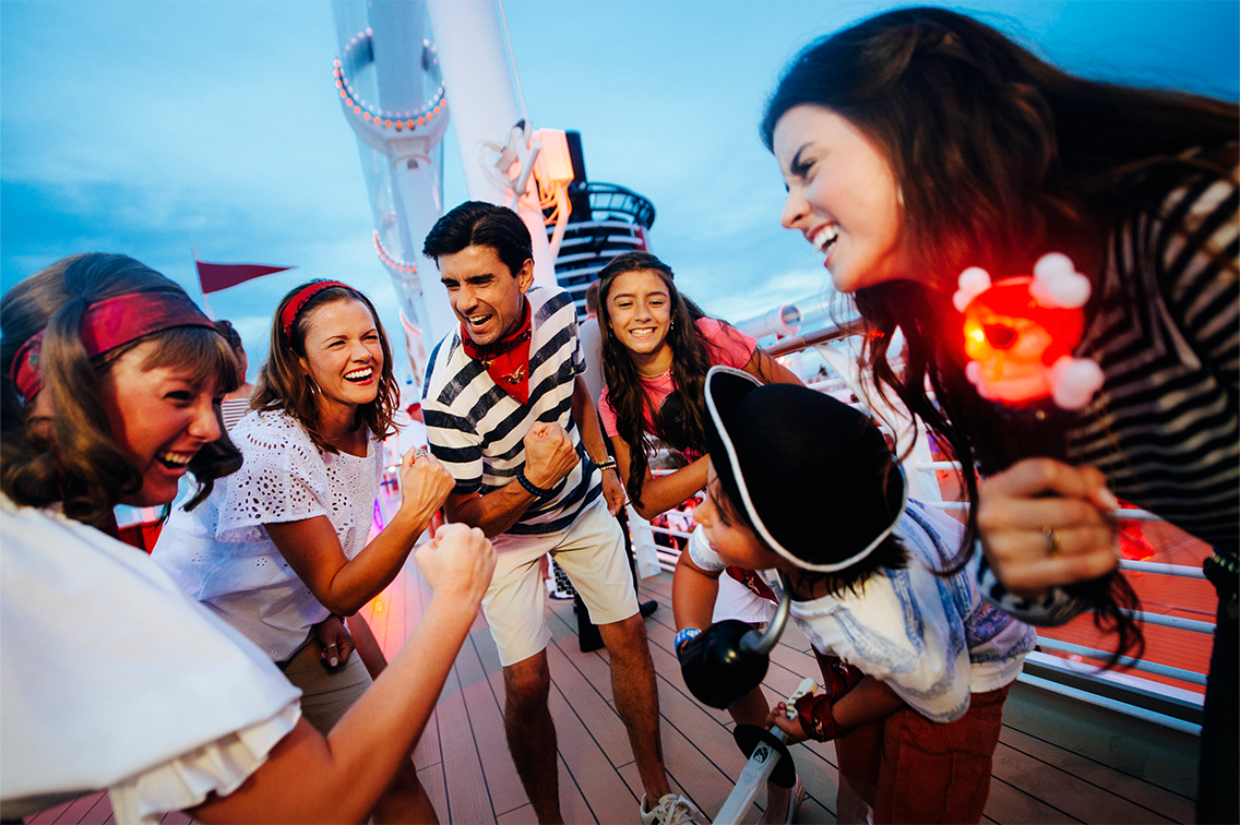 Une famille s'amuse et prend une photo sur le pont d'un navire de croisière
