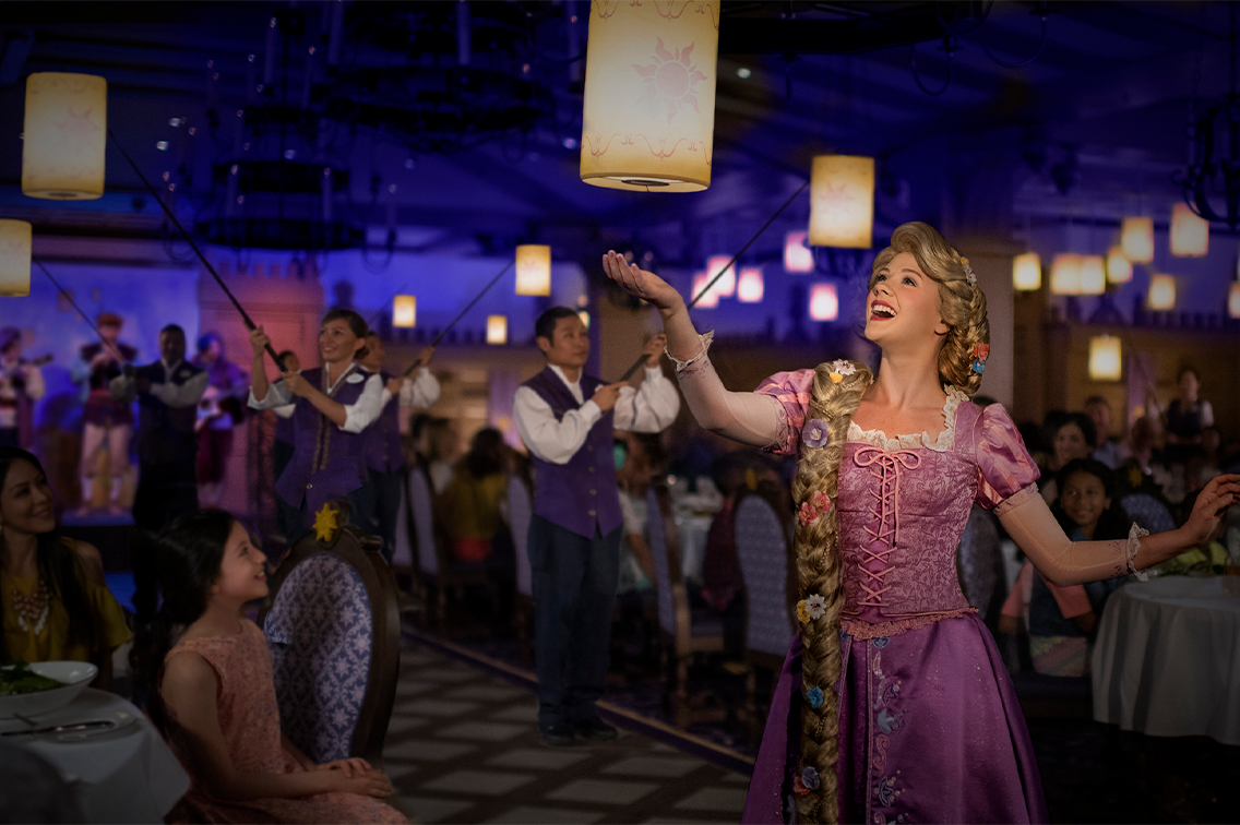 Raiponce parle à une famille mangeant à une table