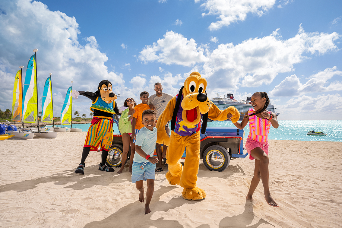 Un père et son fils sur un tricycle avec un navire de croisière Disney en arrière-plan