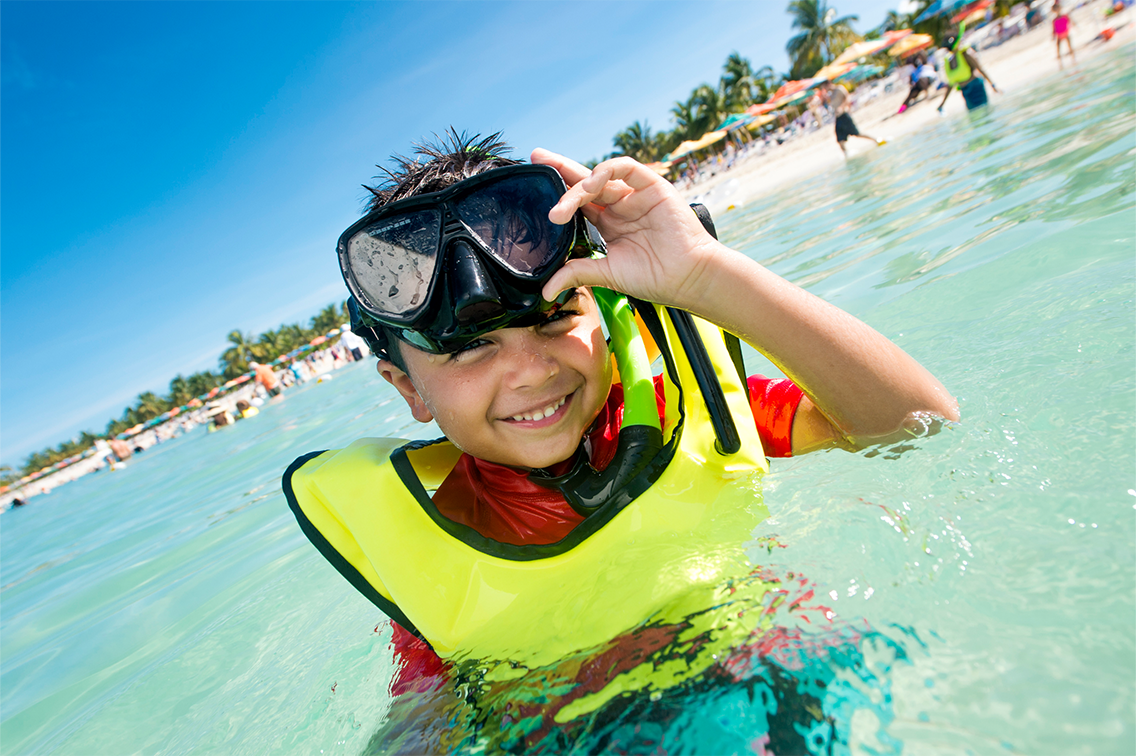 Une aire de jeux aquatiques pour enfants avec des plates-formes surélevées conçues dans un motif de bungalow tropical