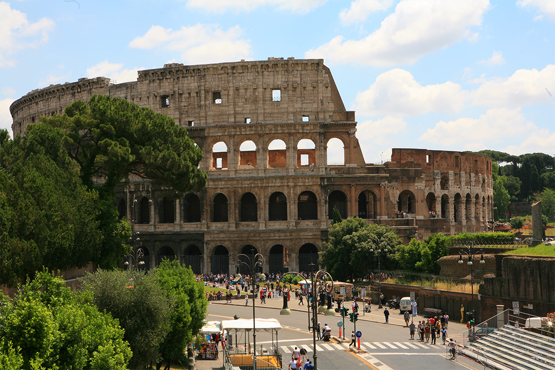 Le Colisée à Rome avec des gens qui se promènent à l'extérieur