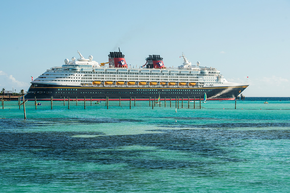 Un navire de croisière près des vestiges d'un ancien quai