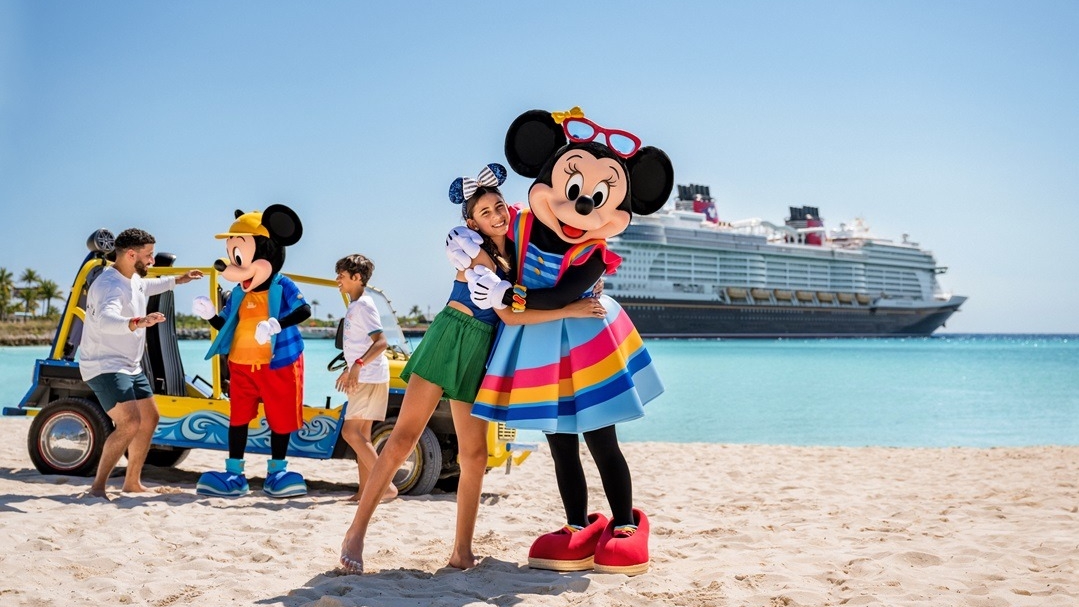 Une aire de jeux aquatiques pour enfants avec des plates-formes surélevées conçues dans un motif de bungalow tropical