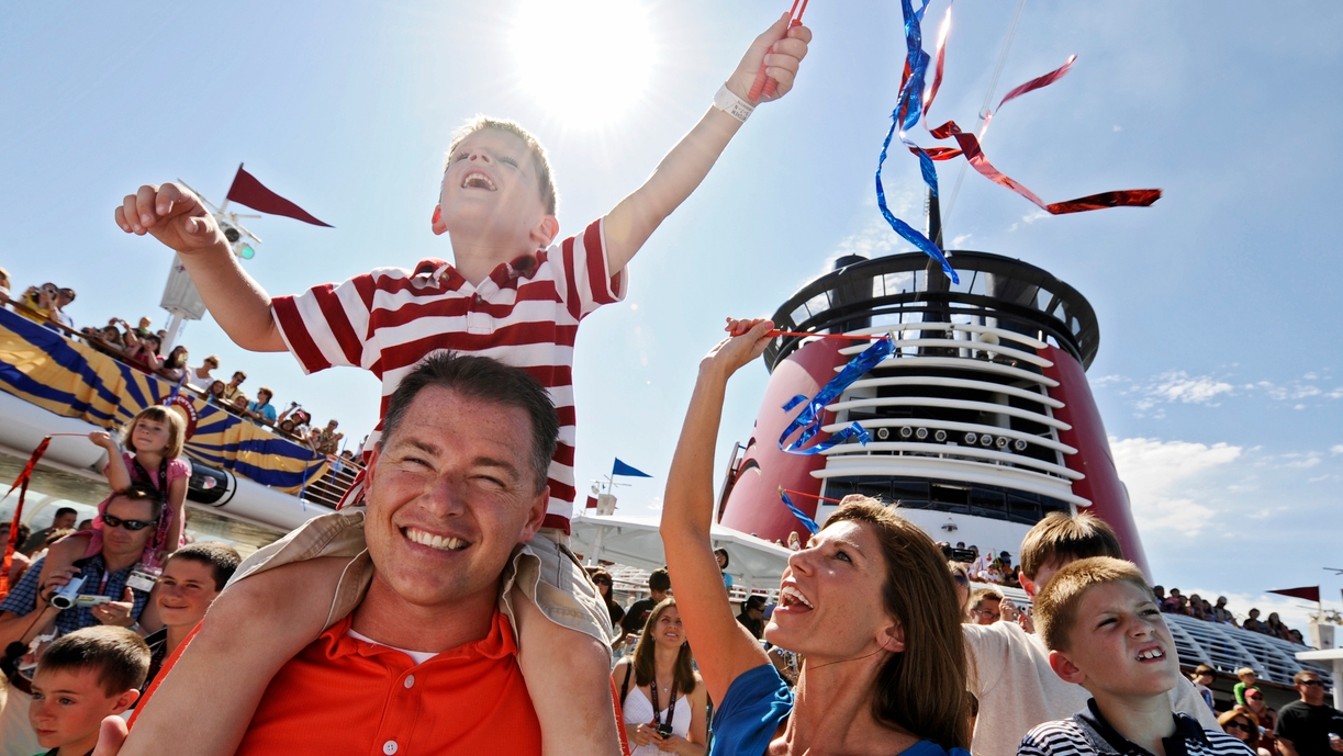 Une famille sourit sur le pont d'un navire