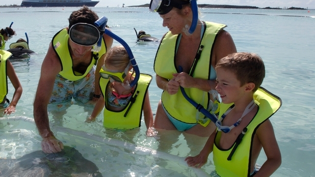 Une famille touche une raie