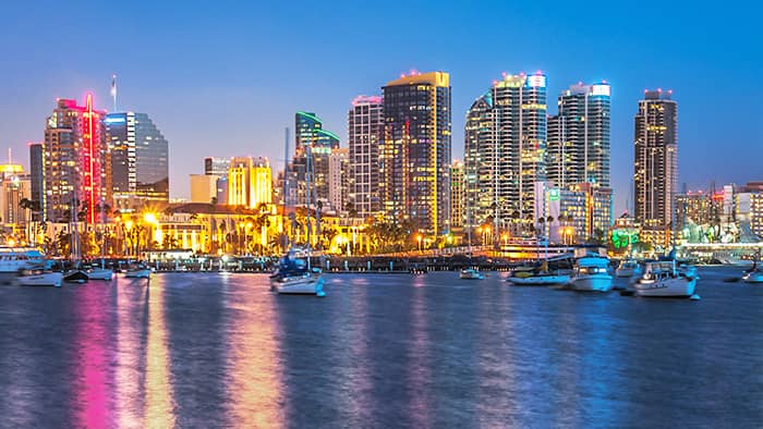 Les gratte-ciel sur le bord de mer de San Diego, pendant la nuit