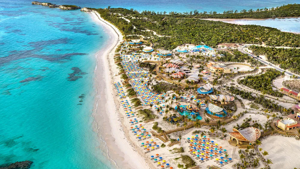 Une aire de jeux aquatiques pour enfants avec des plates-formes surélevées conçues dans un motif de bungalow tropical