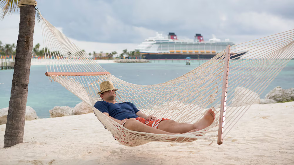Une aire de jeux aquatiques pour enfants avec des plates-formes surélevées conçues dans un motif de bungalow tropical