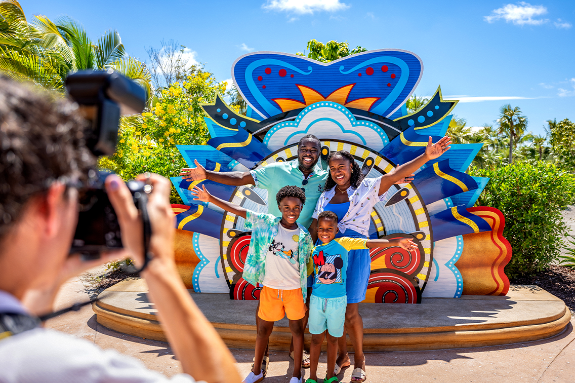 Une aire de jeux aquatiques pour enfants avec des plates-formes surélevées conçues dans un motif de bungalow tropical