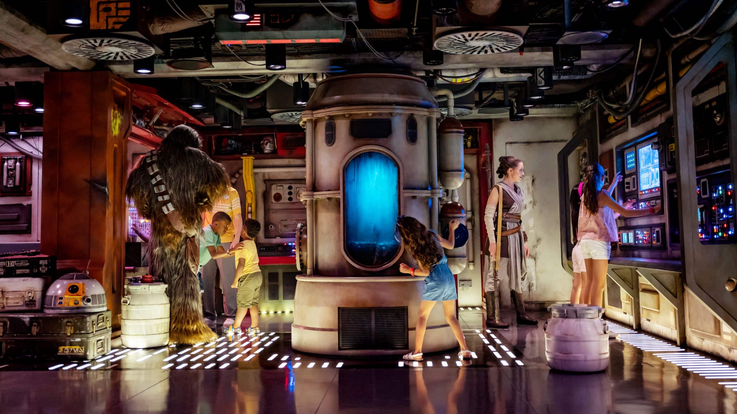Les enfants jouent avec Rey et Chewbacca à Star Wars Cargo Bay à bord du bateau de croisière Disney Wish