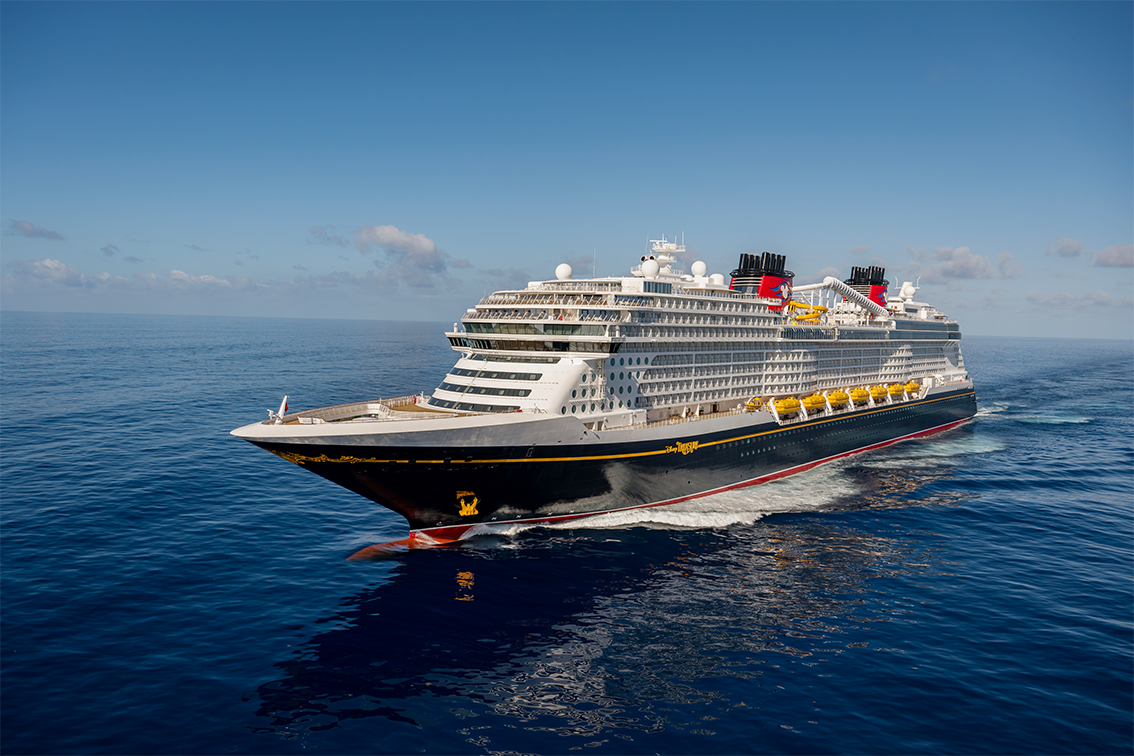 Un bateau de croisière Disney naviguant en pleine mer