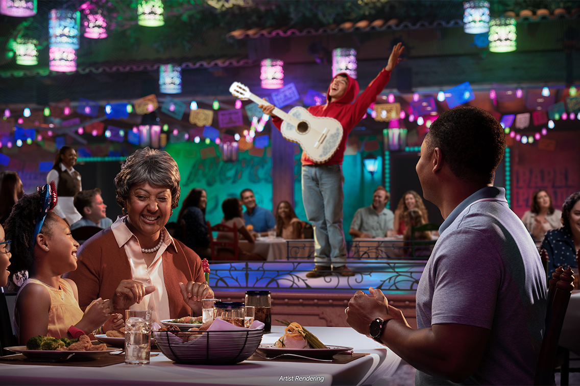 Miguel du film Pixar Coco se produisant sur scène pendant qu'une grand-mère, un père et 2 enfants dînent