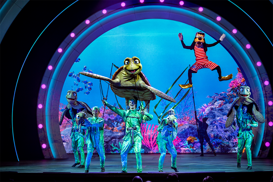 Un live show mettant en vedette Dingo dans une scène sous-marine avec Crush la tortue marine du Monde de Nemo