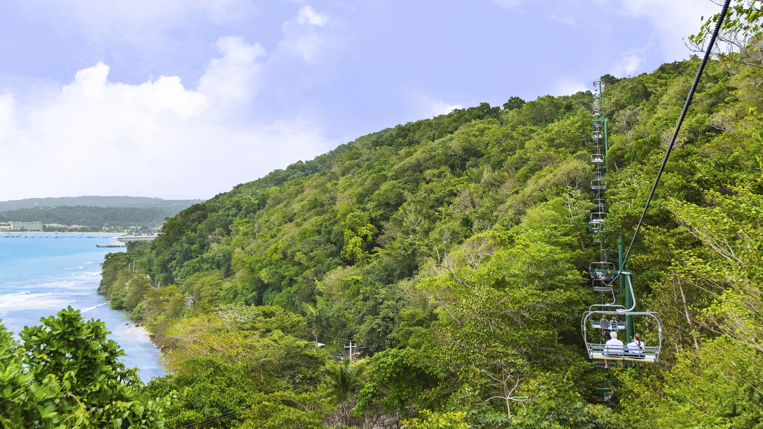 Une aire de jeux aquatiques pour enfants avec des plates-formes surélevées conçues dans un motif de bungalow tropical