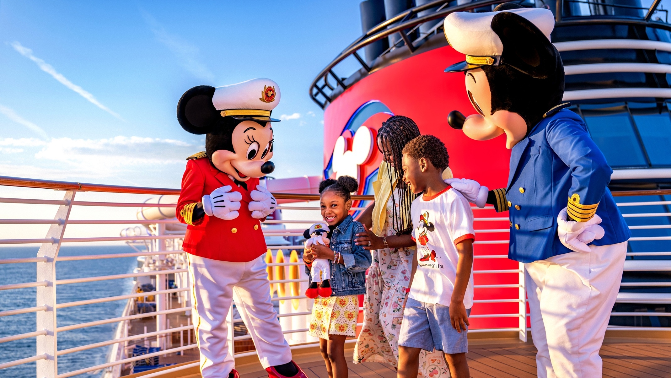 Une famille de 3 rencontrent Mickey Mouse et Capitaine Minnie Mouse sur une croisière de la Disney Cruise Line.