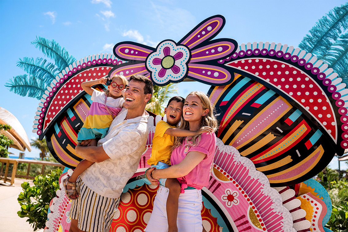 Une aire de jeux aquatiques pour enfants avec des plates-formes surélevées conçues dans un motif de bungalow tropical