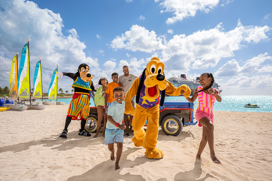 Une aire de jeux aquatiques pour enfants avec des plates-formes surélevées conçues dans un motif de bungalow tropical