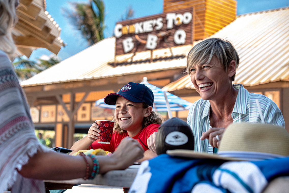 Une aire de jeux aquatiques pour enfants avec des plates-formes surélevées conçues dans un motif de bungalow tropical