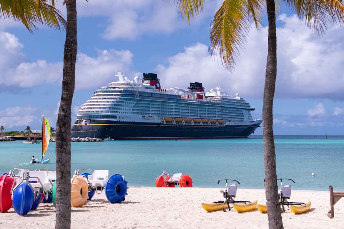 Une aire de jeux aquatiques pour enfants avec des plates-formes surélevées conçues dans un motif de bungalow tropical