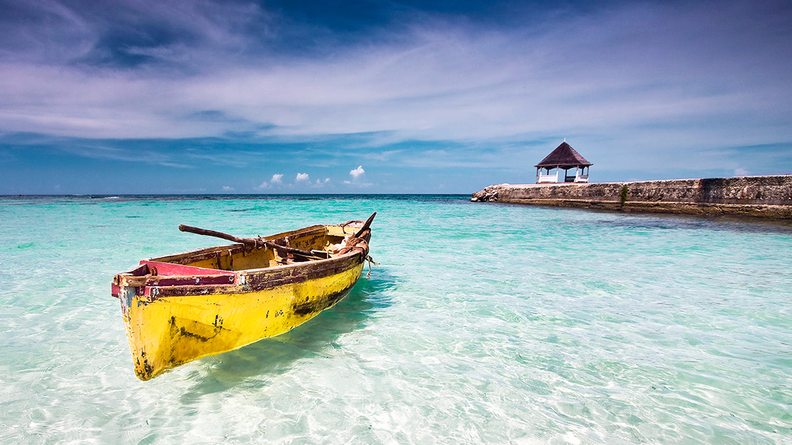 Une aire de jeux aquatiques pour enfants avec des plates-formes surélevées conçues dans un motif de bungalow tropical