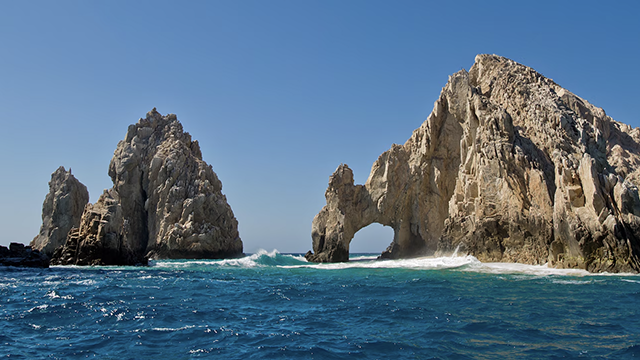 Une aire de jeux aquatiques pour enfants avec des plates-formes surélevées conçues dans un motif de bungalow tropical