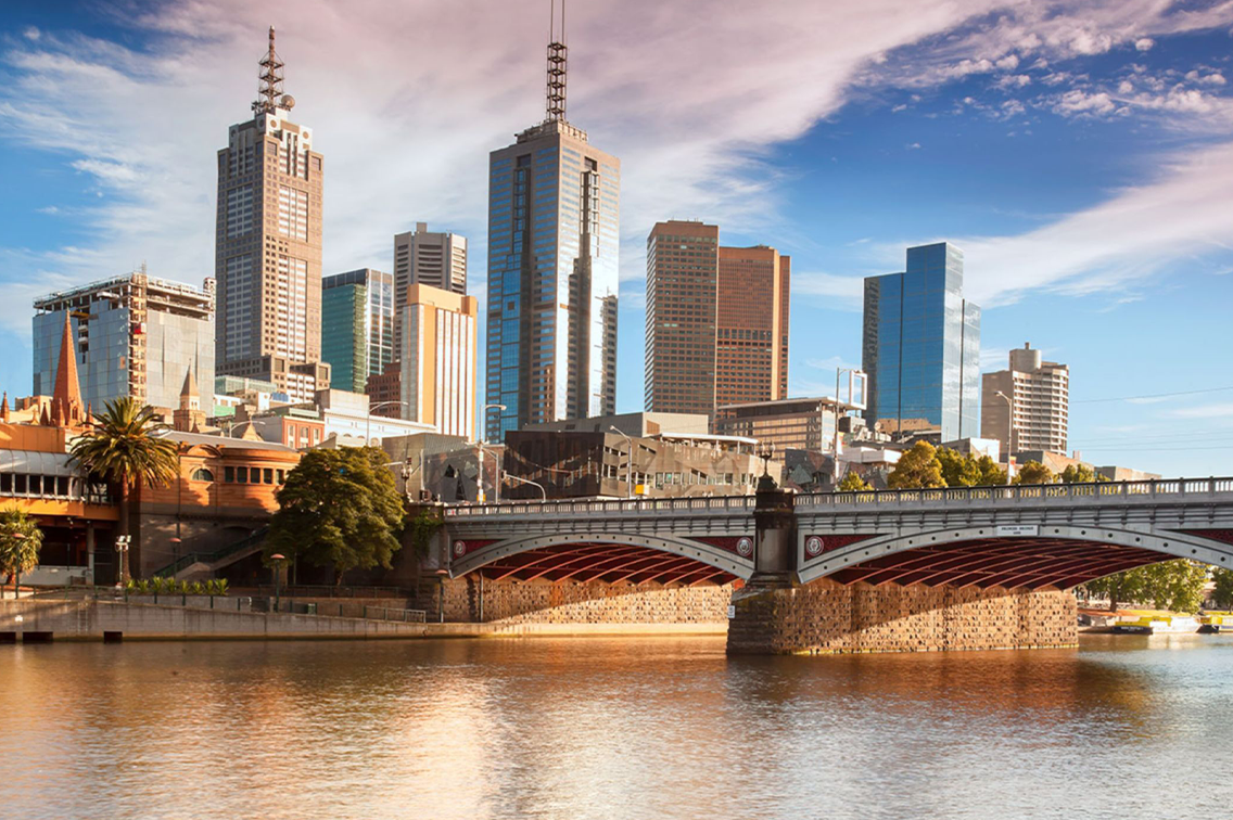 Des gratte-ciel à Melbourne en Australie et le Princes Bridge surplombant l eau