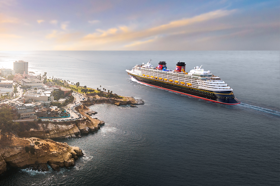 La place moderne du port de San Diego au coucher du soleil