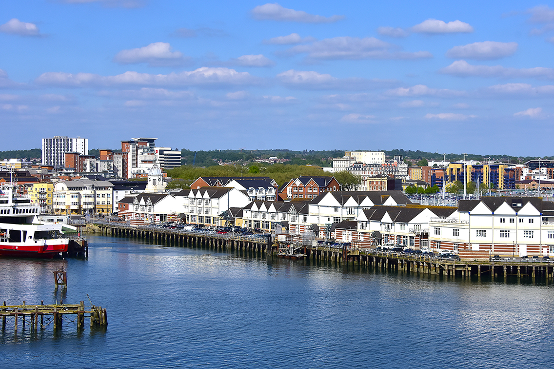 Le port de Southampton, en Angleterre, avec des bâtiments au bord de l eau, des bateaux amarrés et un quai