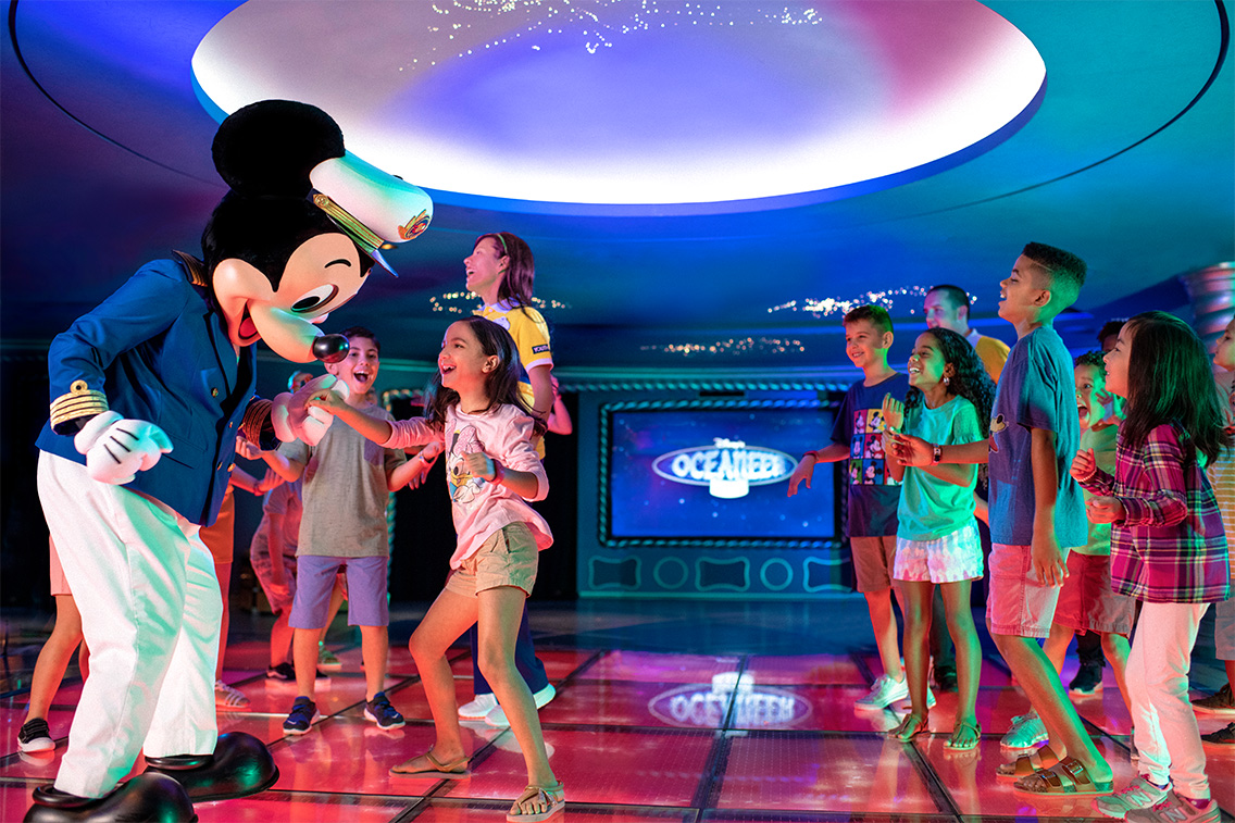 Deux enfants étreignent Minnie Mouse et Mickey Mouse