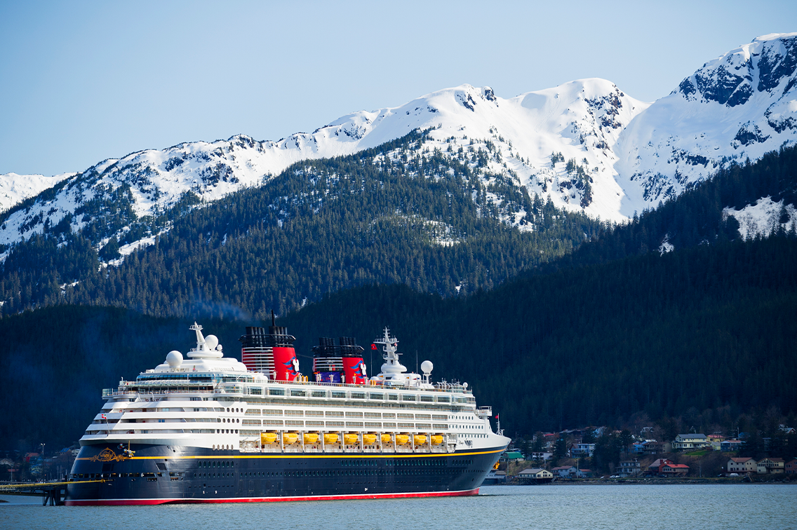 Un navire de croisière de Disney dans un passage glacé en Alaska