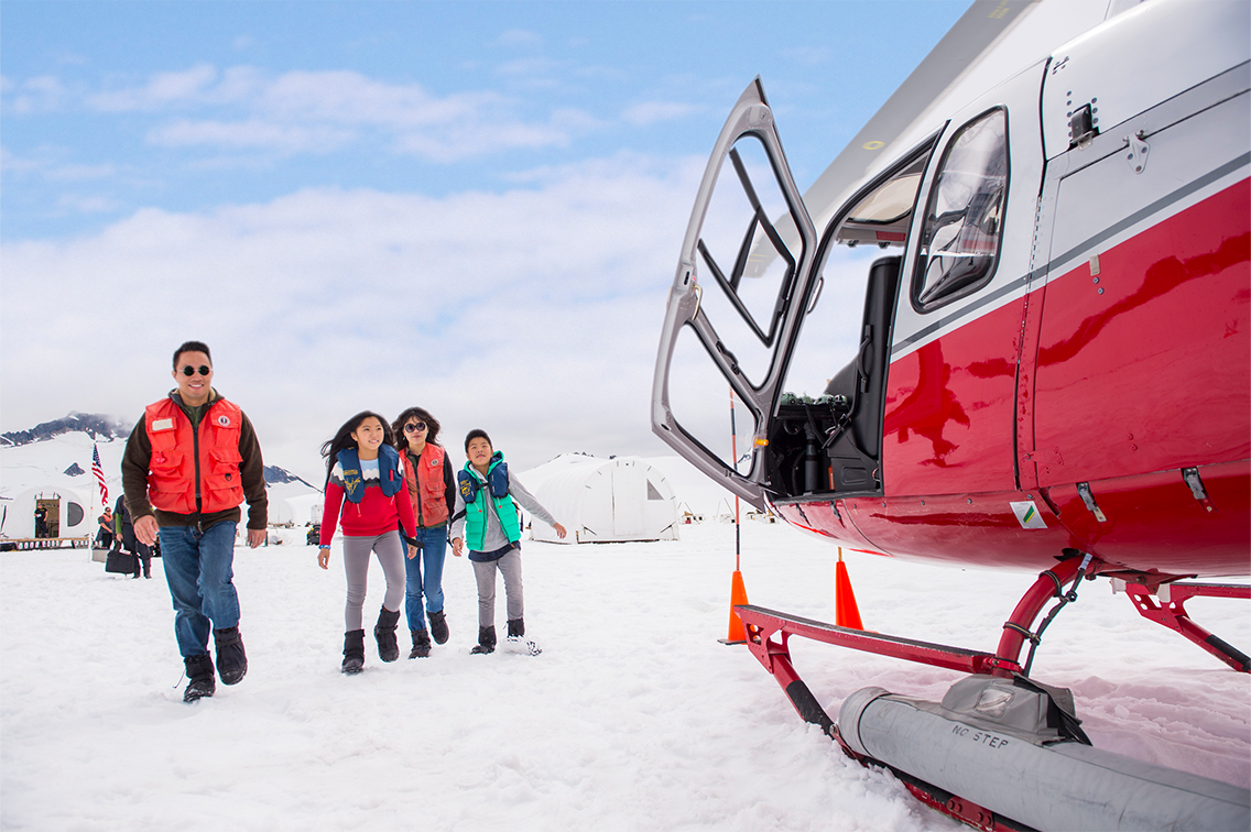 Une famille s'approche d'un hélicoptère