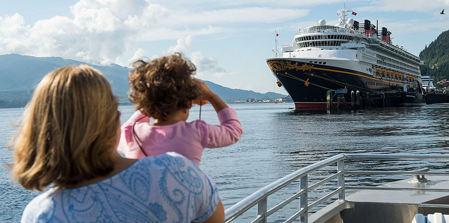 Un navire de croisière de Disney dans un passage glacé en Alaska