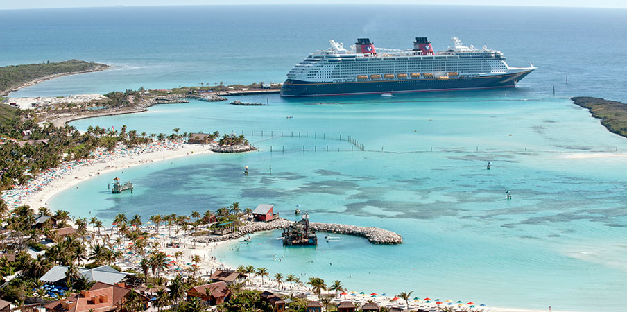 Le Disney Fantasy, amarré le long du rivage incurvé de Castaway Cay