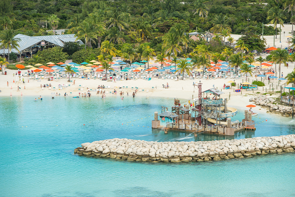 Un navire de croisière près de Castaway Cay