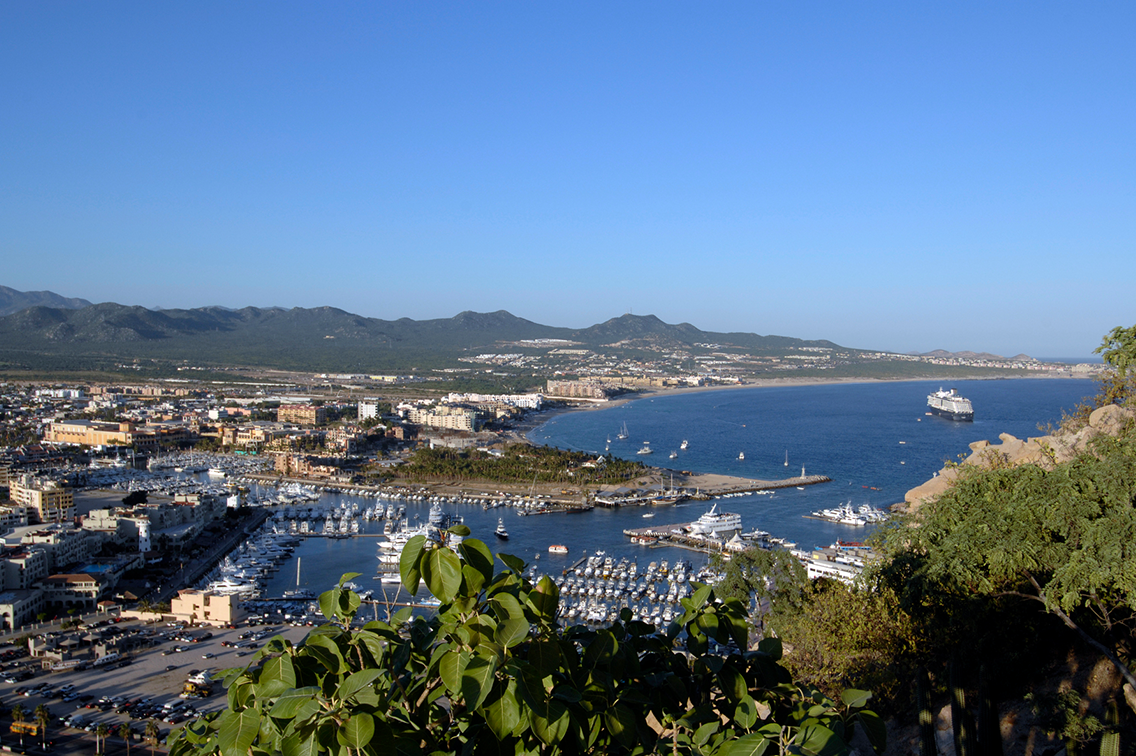 De larges escaliers en pierre avec des paliers mènent vers une superbe vue sur l'océan