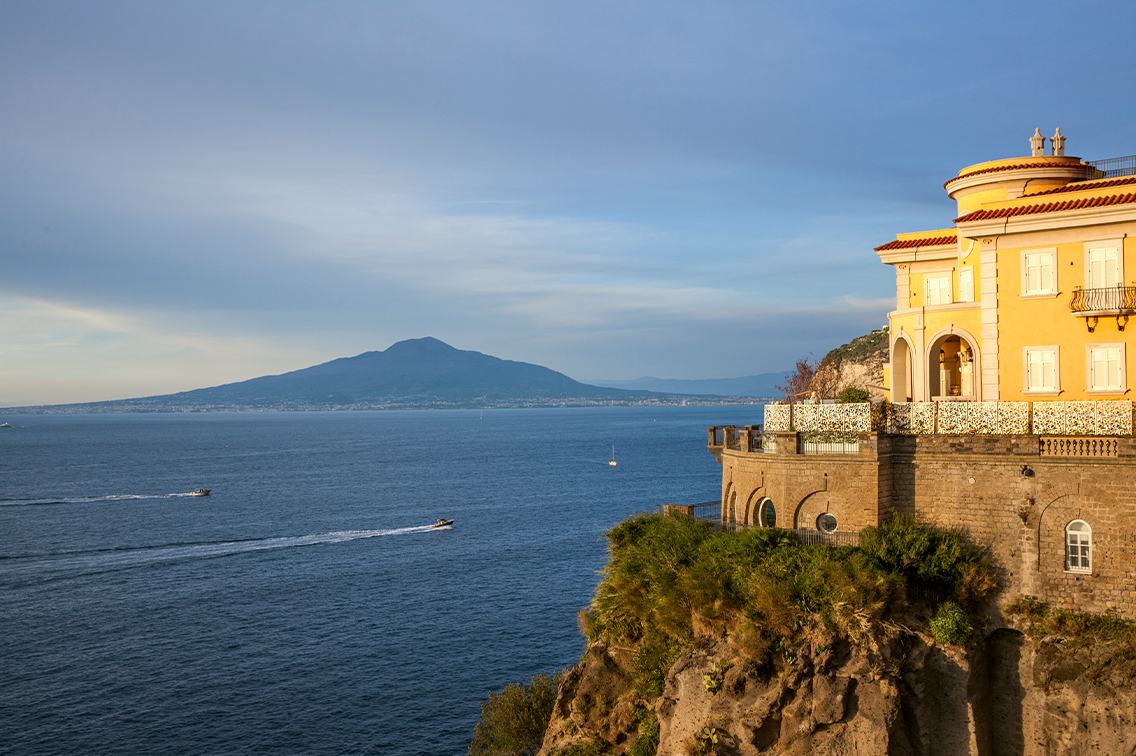 Un navire de croisière près d'une marina bondée, d'une ville et d'une montagne