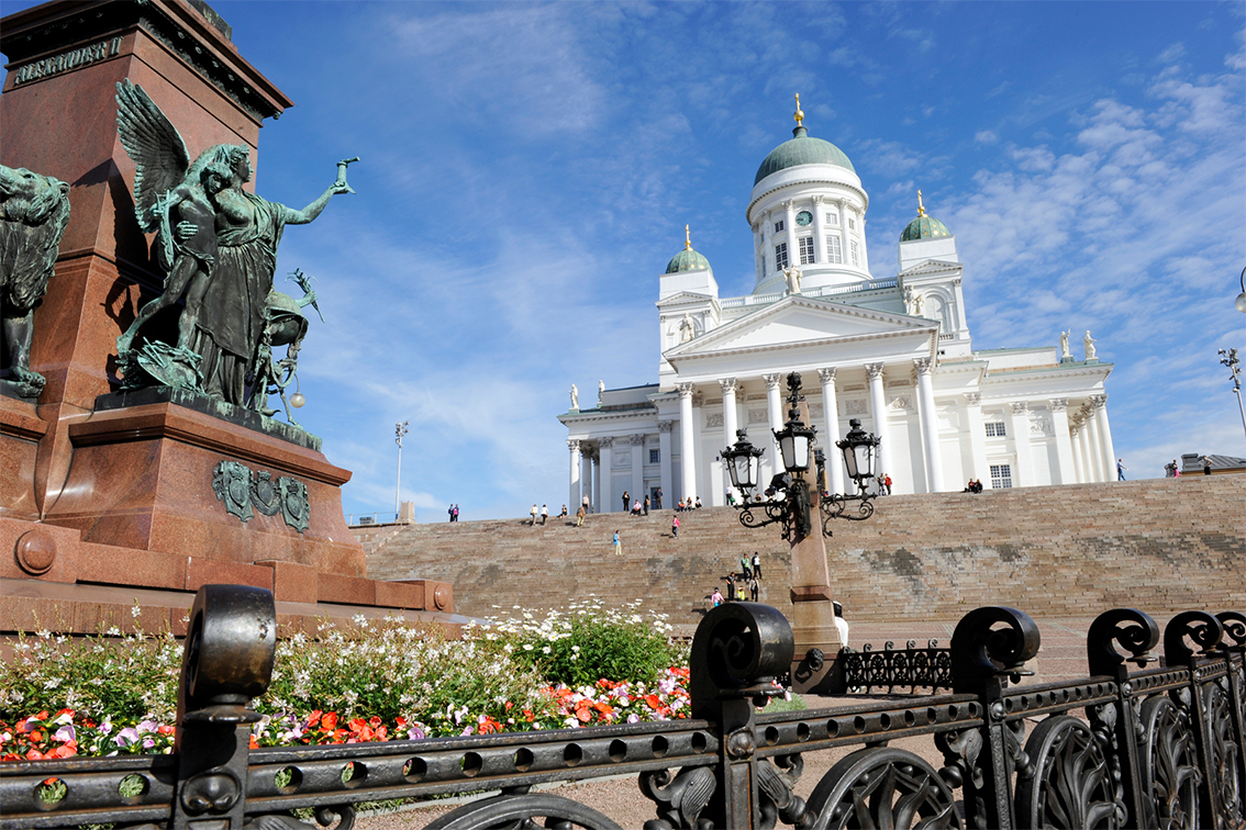 Des maisons de ville et des embarcations bordent un port de Copenhague, et se reflètent dans l'eau