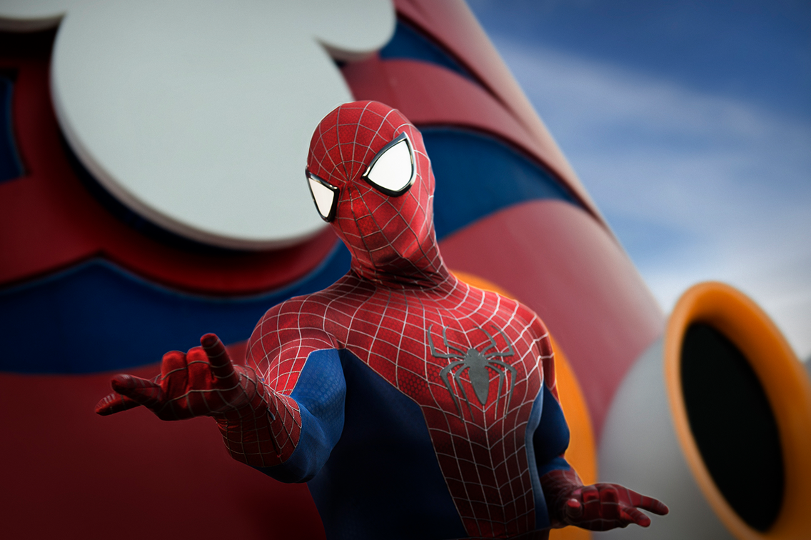 Spider-Man se tient sur le pont avec un bras tendu alors qu il s apprête à tisser une toile