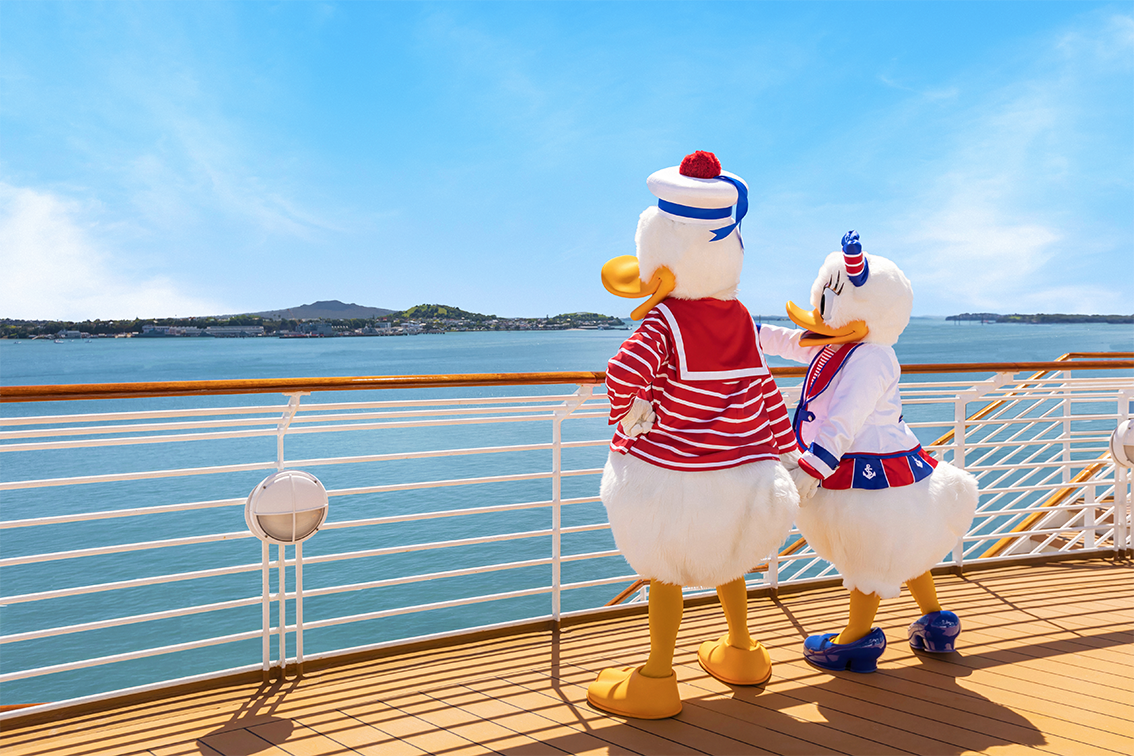 Un long pont couvrant le port vers une ville cosmopolite