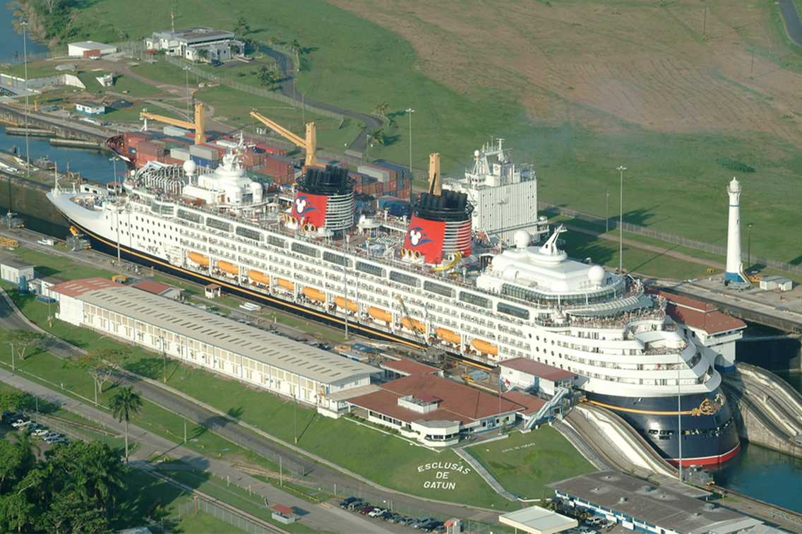 Un navire de croisière Disney à travers les écluses du canal de Panama