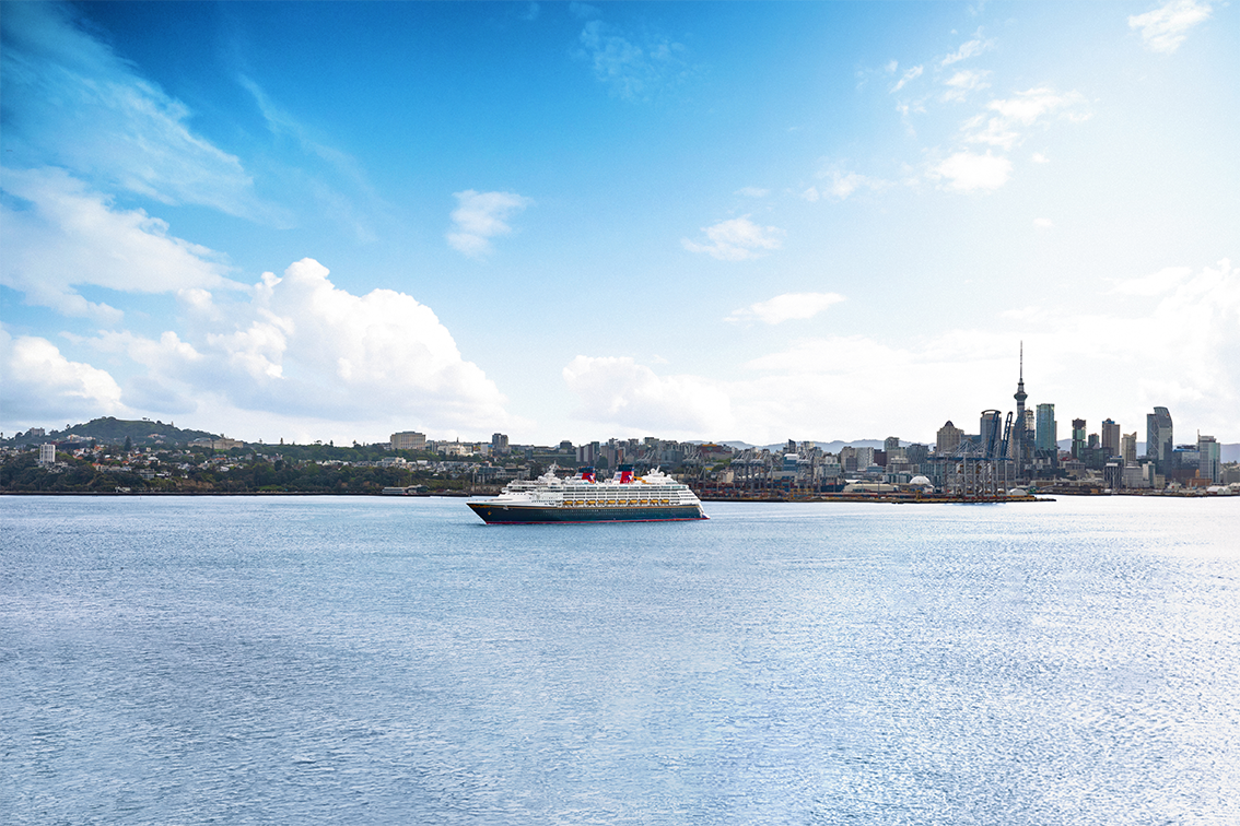 Un éventail de navires de plaisance amarrés sur un port au coucher du soleil
