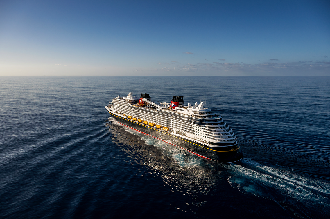 Des blocs de béton forment une barrière le long du bord de mer avec une architecture byzantine